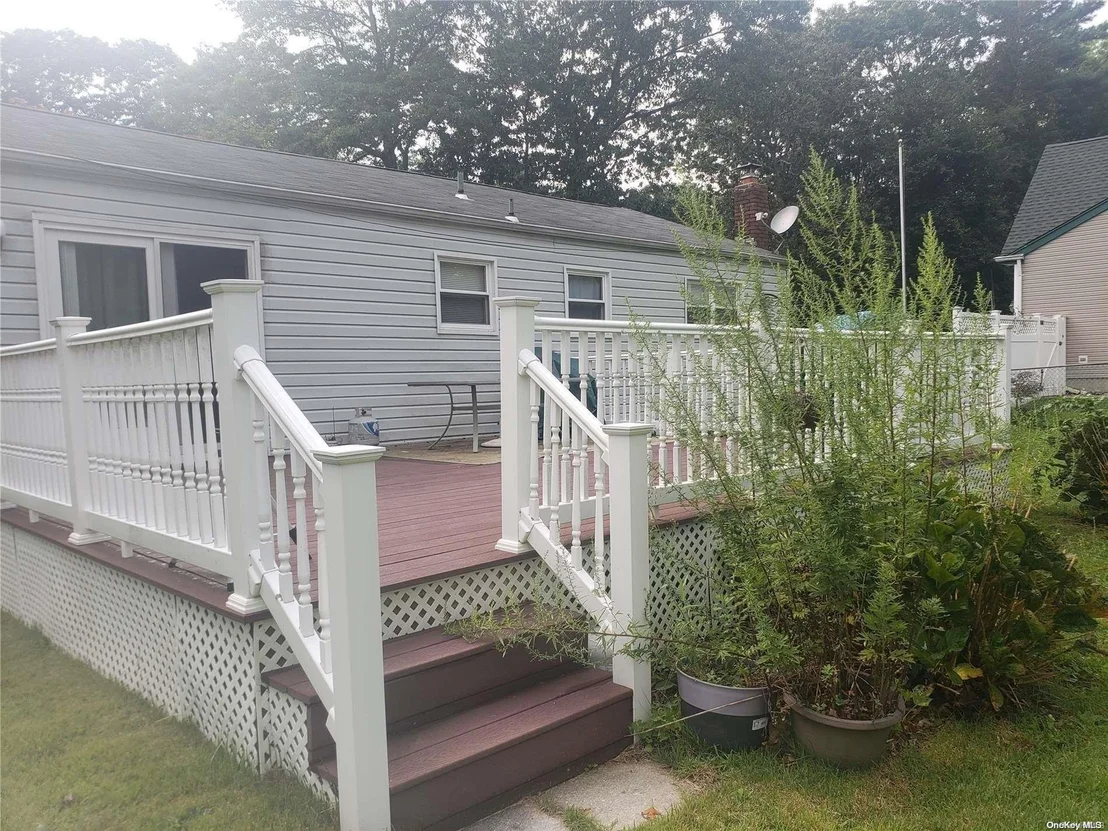 Photo of 90 River Road