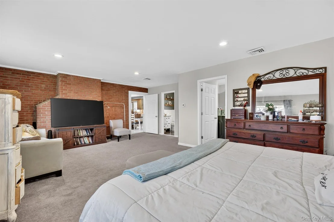 Photo of 216 Edgewood Drive N