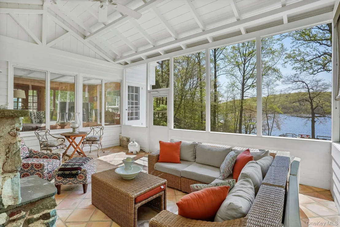 Photo of 1085 Barrett Circle W
