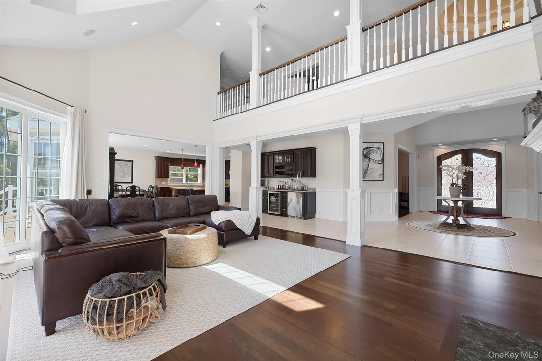 Photo of 65 W Bayberry Road