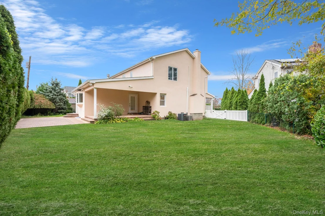 Photo of 1023 Maple Lane