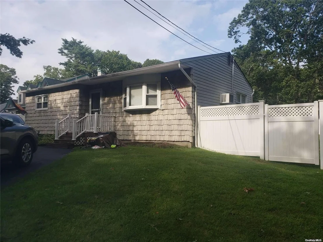 Photo of 90 River Road