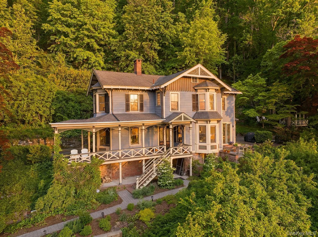 Photo of 215 River Road