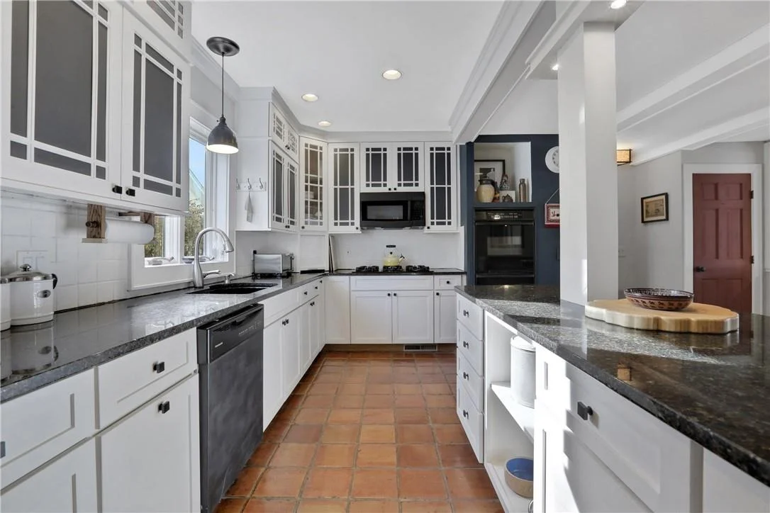 Photo of 323 Lakeside Road