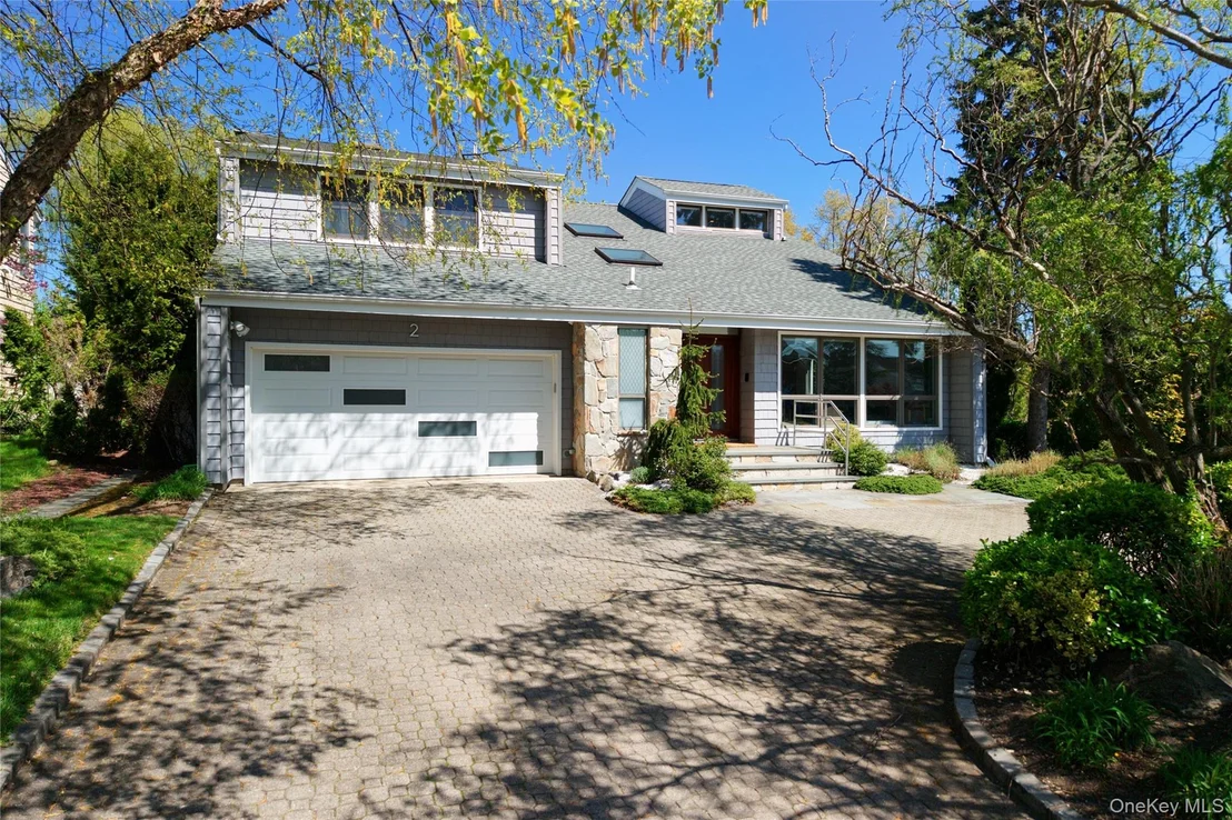 Photo of 2 Crest Hollow Lane