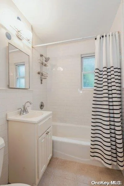 Photo of Unit LOWER at 78-27A Cloverdale Boulevard