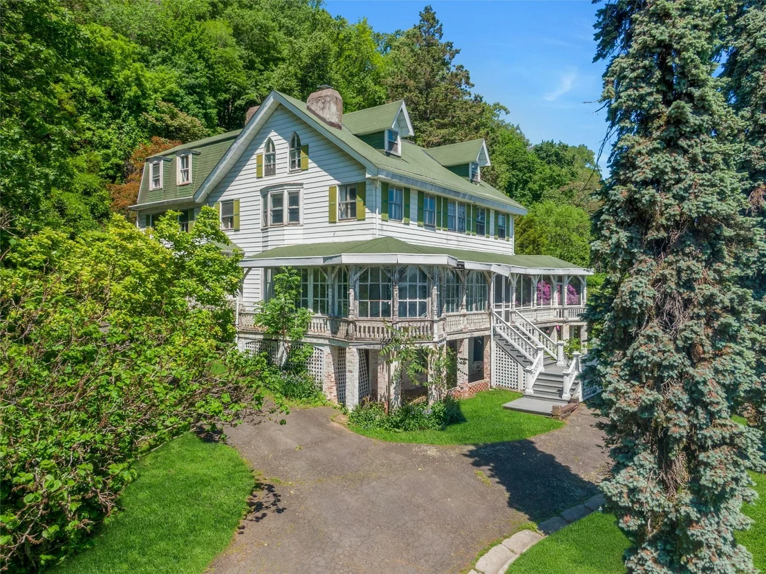 Photo of 225 River Road