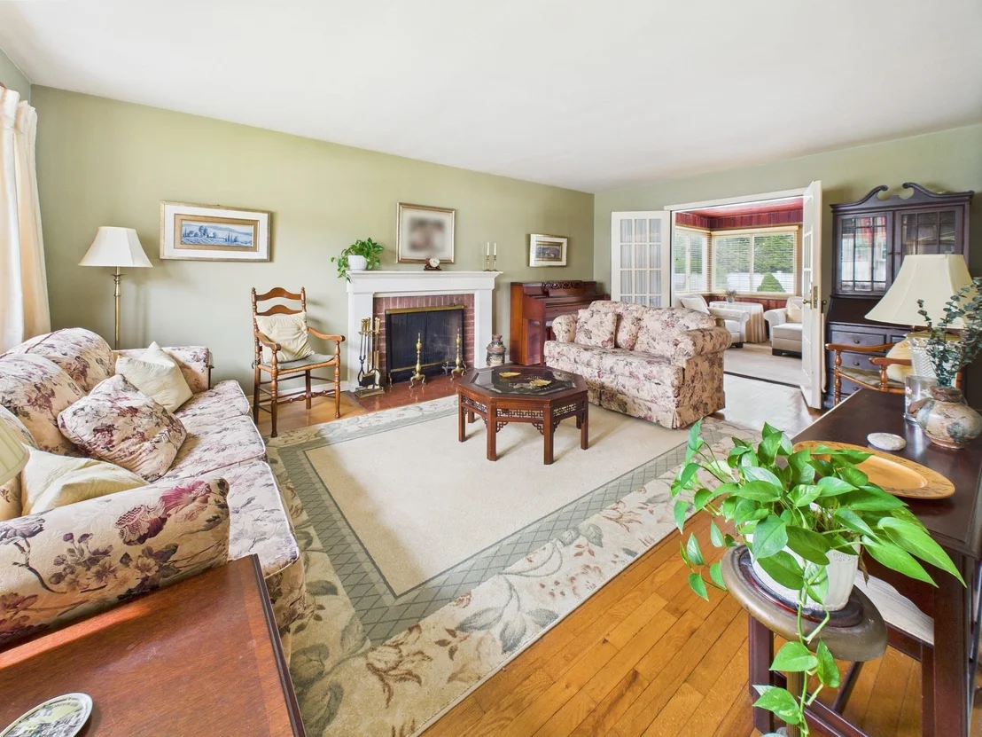 Photo of 76 Crest Road W