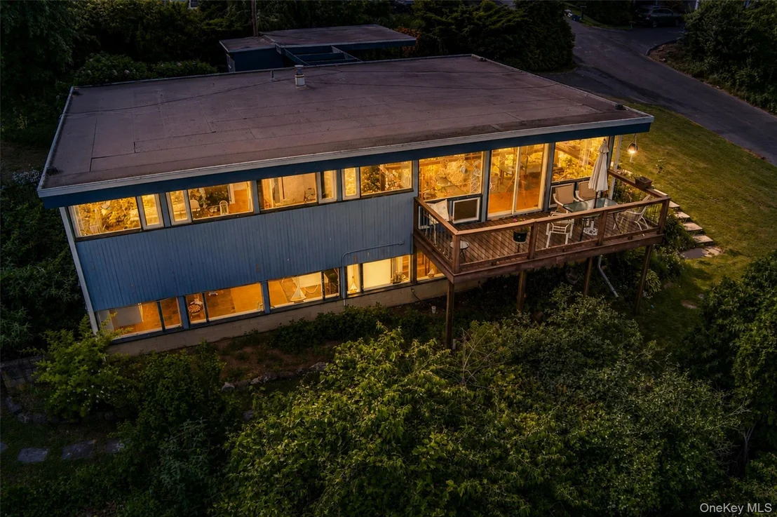 Photo of 8 Edgewater Lane