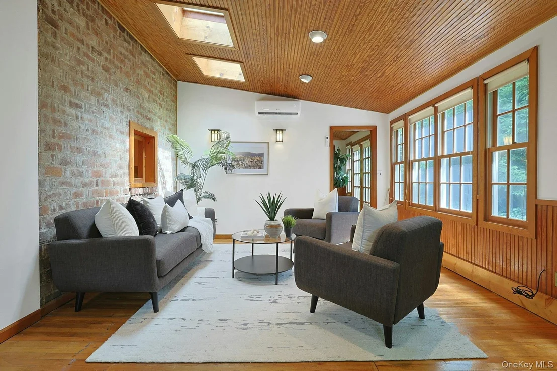 Photo of 10 Broadway