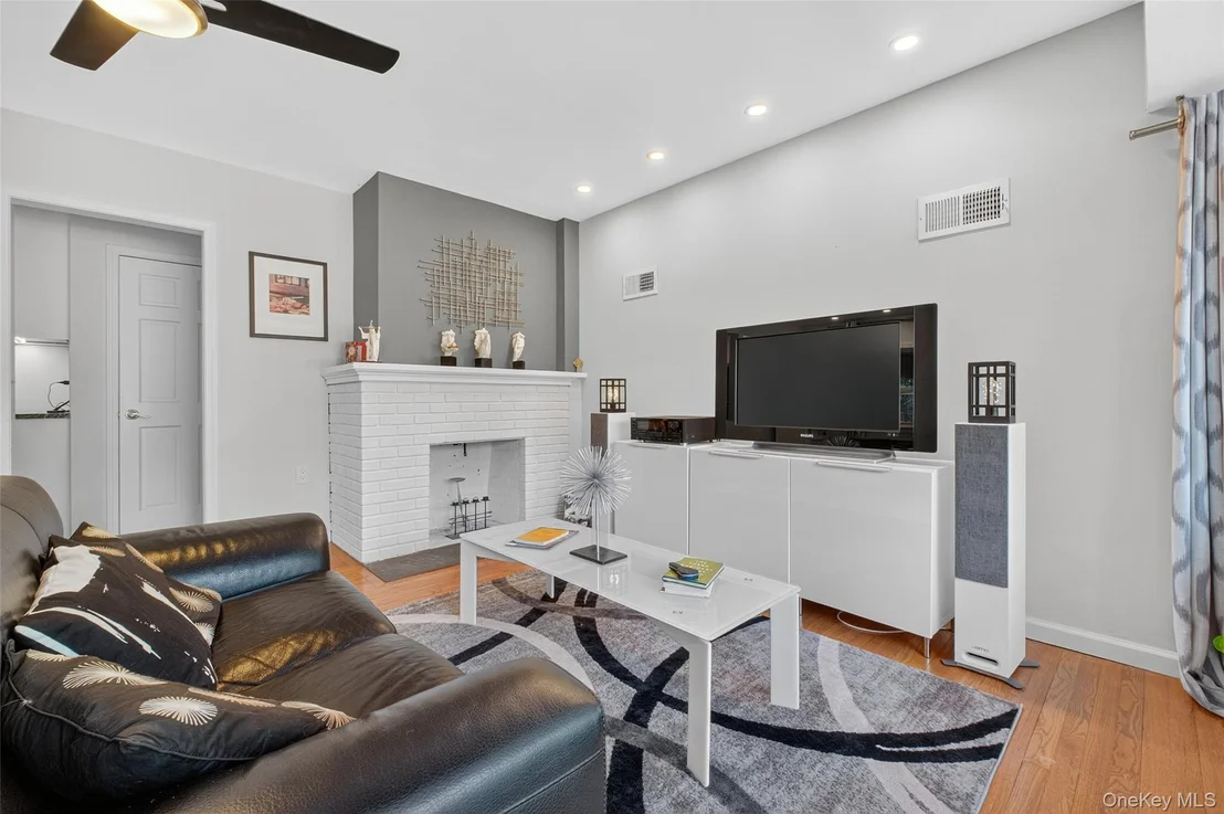 Photo of 105 Buckingham Avenue