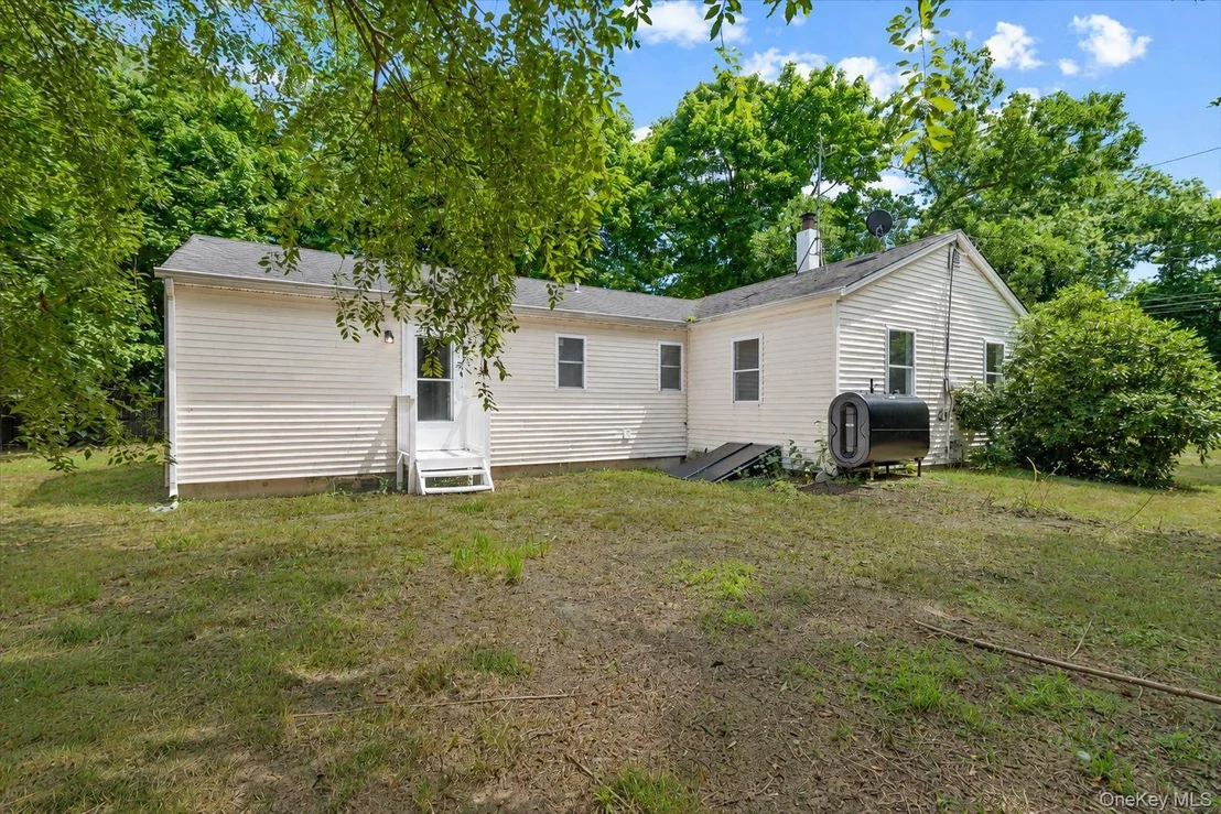 Photo of 685 Horseblock Road