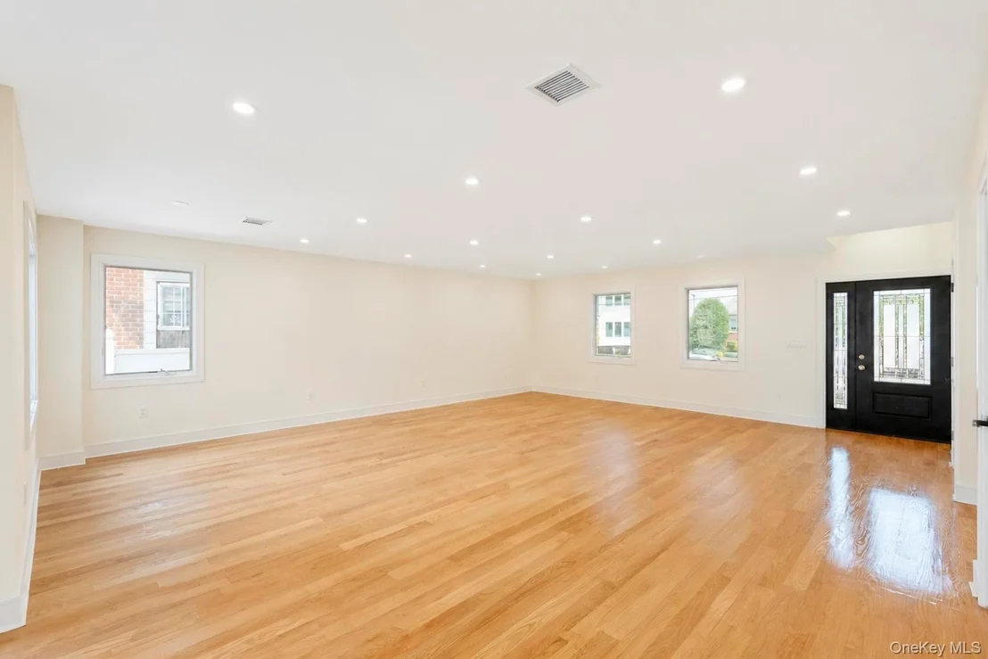 Photo of 949 Midway