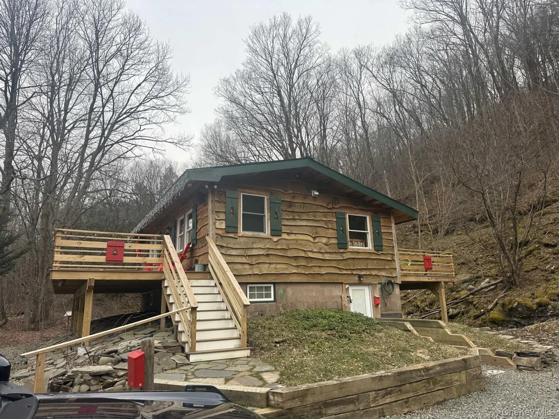 Photo of 989 Chiloway Road