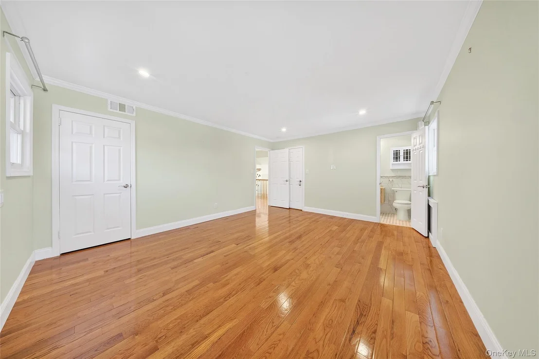 Photo of 38 S Oaks Boulevard
