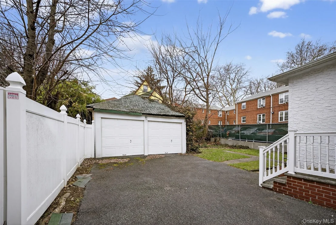 Photo of 3512 Utopia Parkway