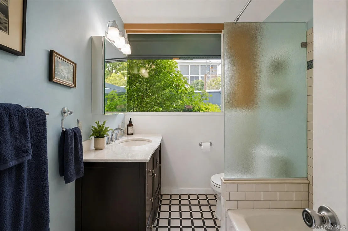 Photo of 8 Edgewater Lane