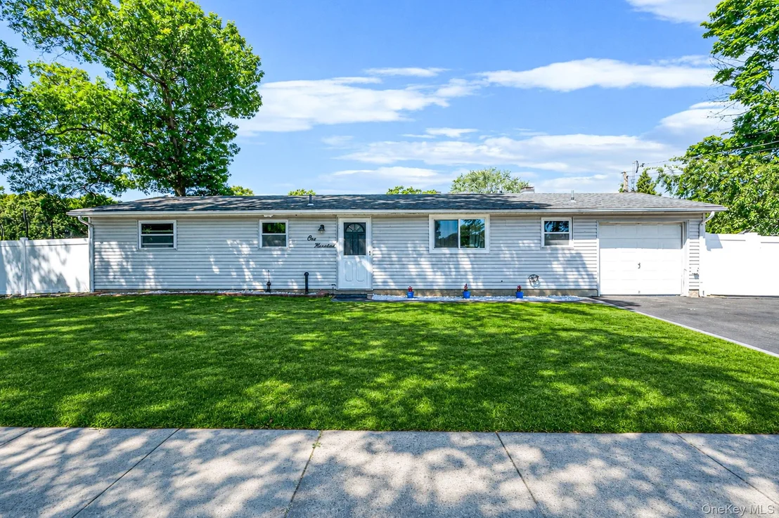 Photo of 100 Patchogue Holbrook Road