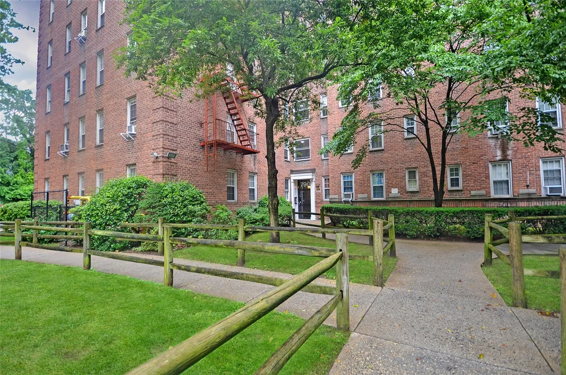 Photo of Unit A31 at 790 Bronx River Road