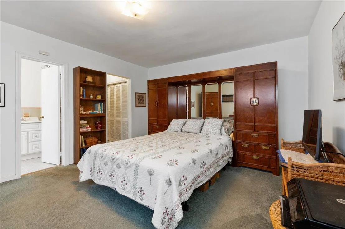 Photo of 808 De Mott Ave
