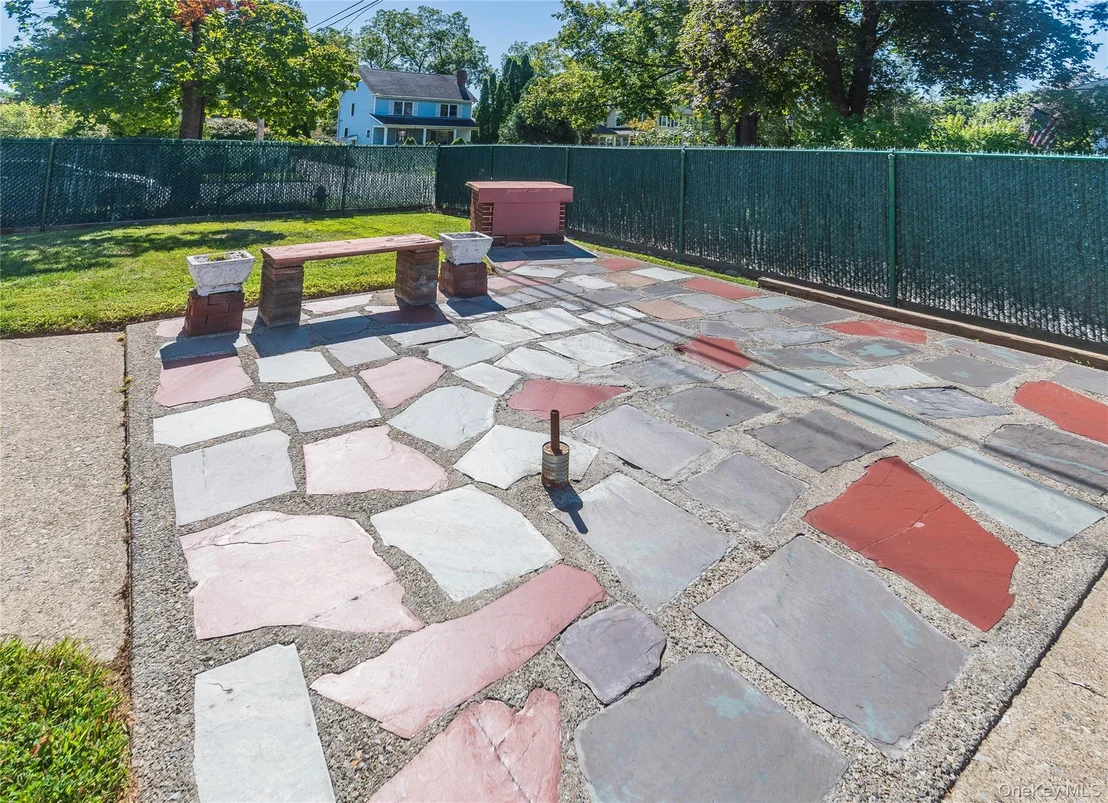 Photo of 325 Hooker Avenue