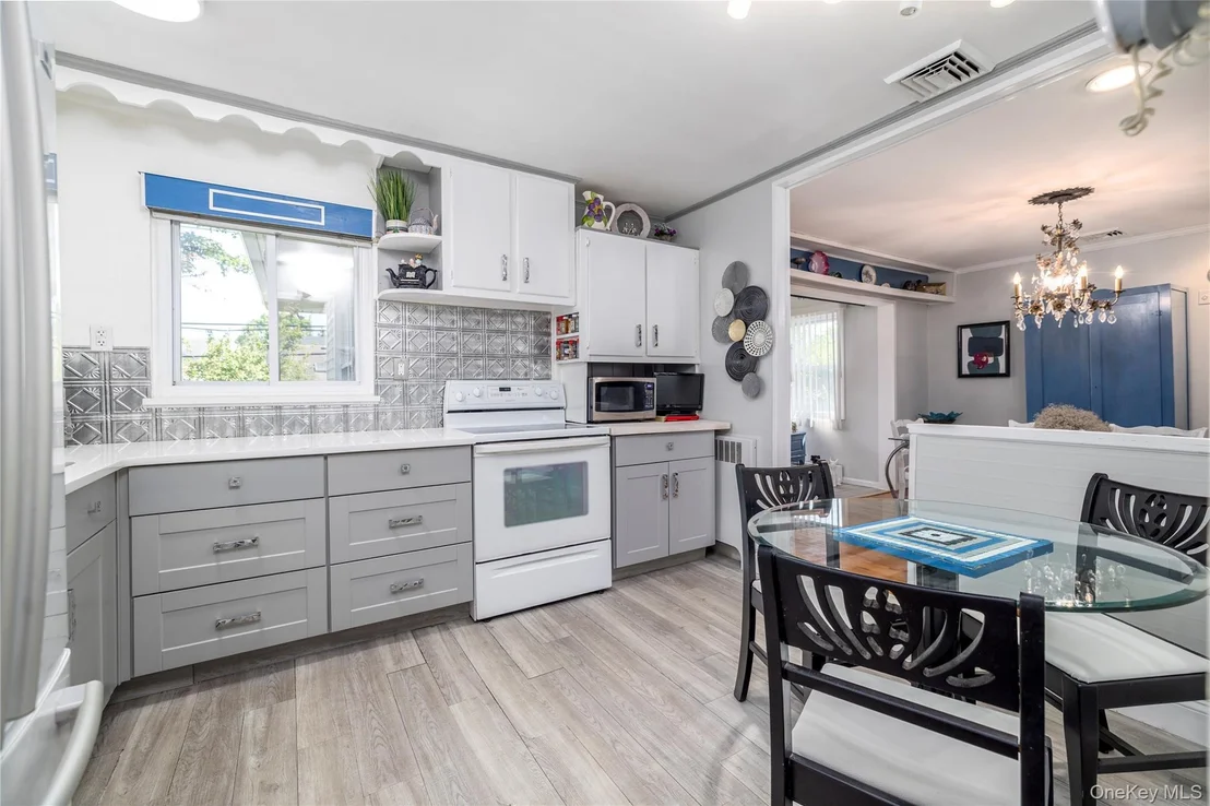 Photo of 676 Dickens Avenue