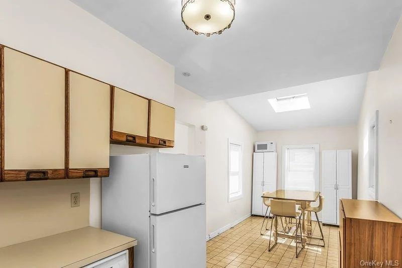 Photo of 548 E Broadway