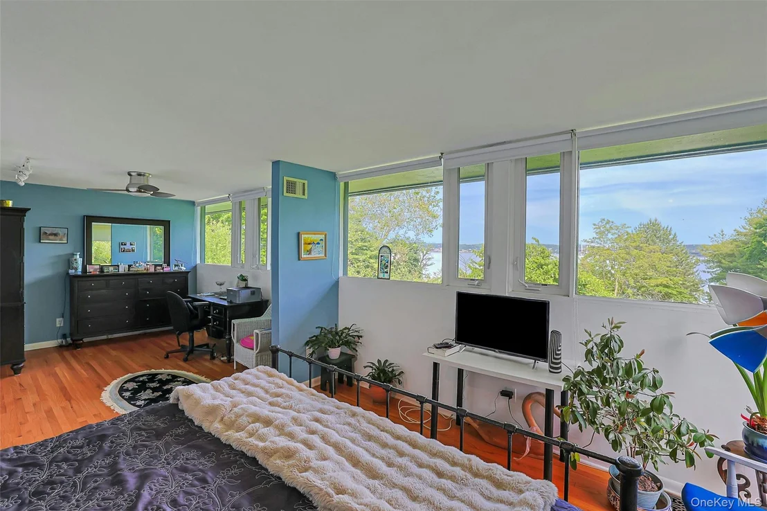Photo of 8 Edgewater Lane