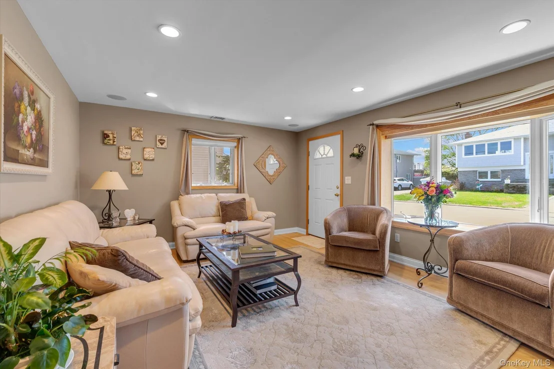 Photo of 25 Bayview Avenue