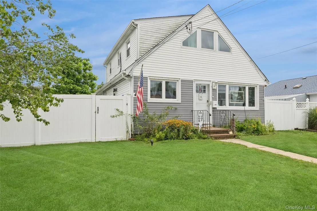 Photo of 231 E Hampton Road