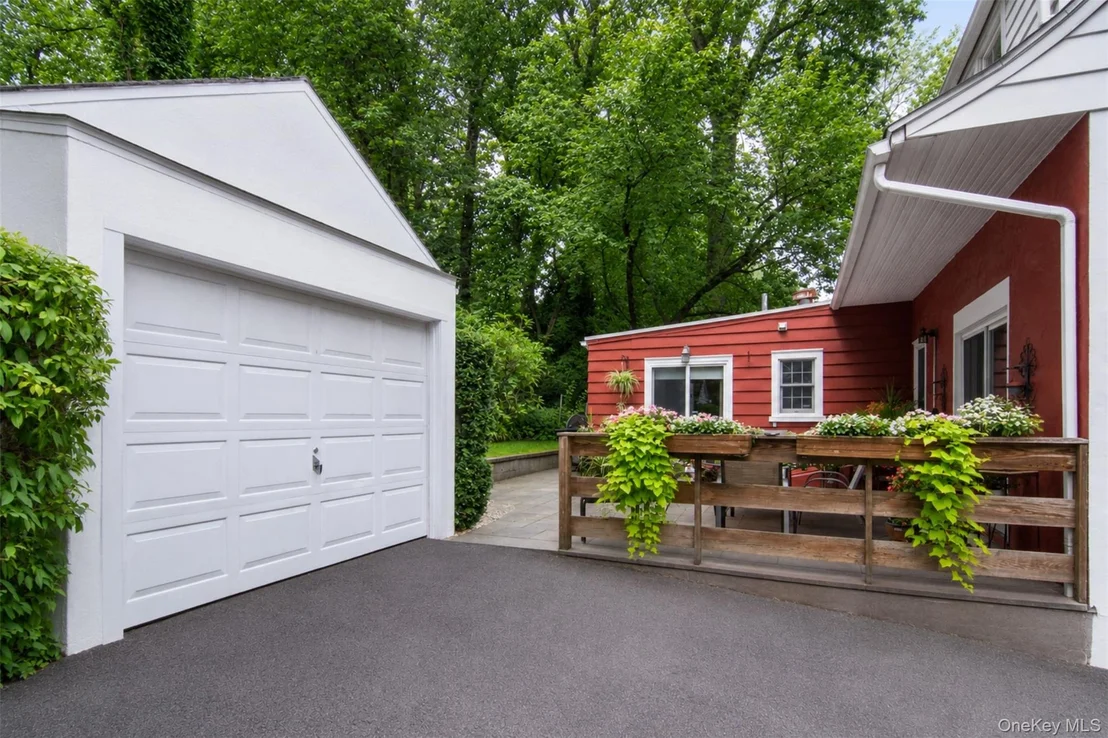 Photo of 579 Manor Lane