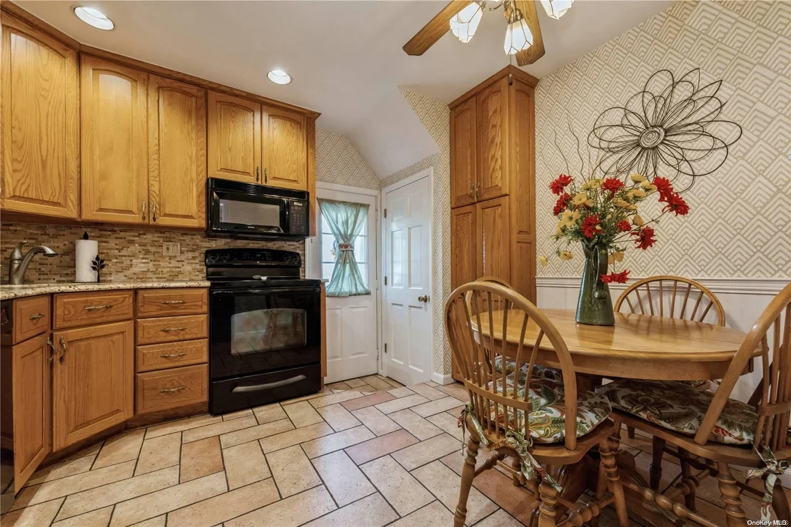 Photo of 9 W Roydon Drive