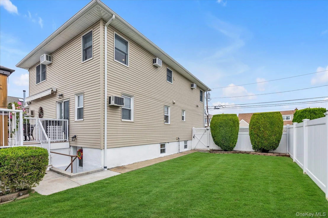 Photo of 865 Third Avenue