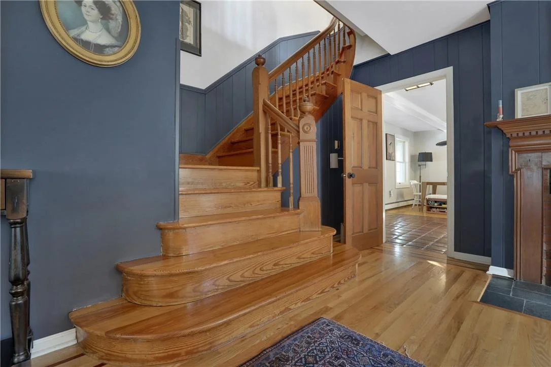 Photo of 323 Lakeside Road