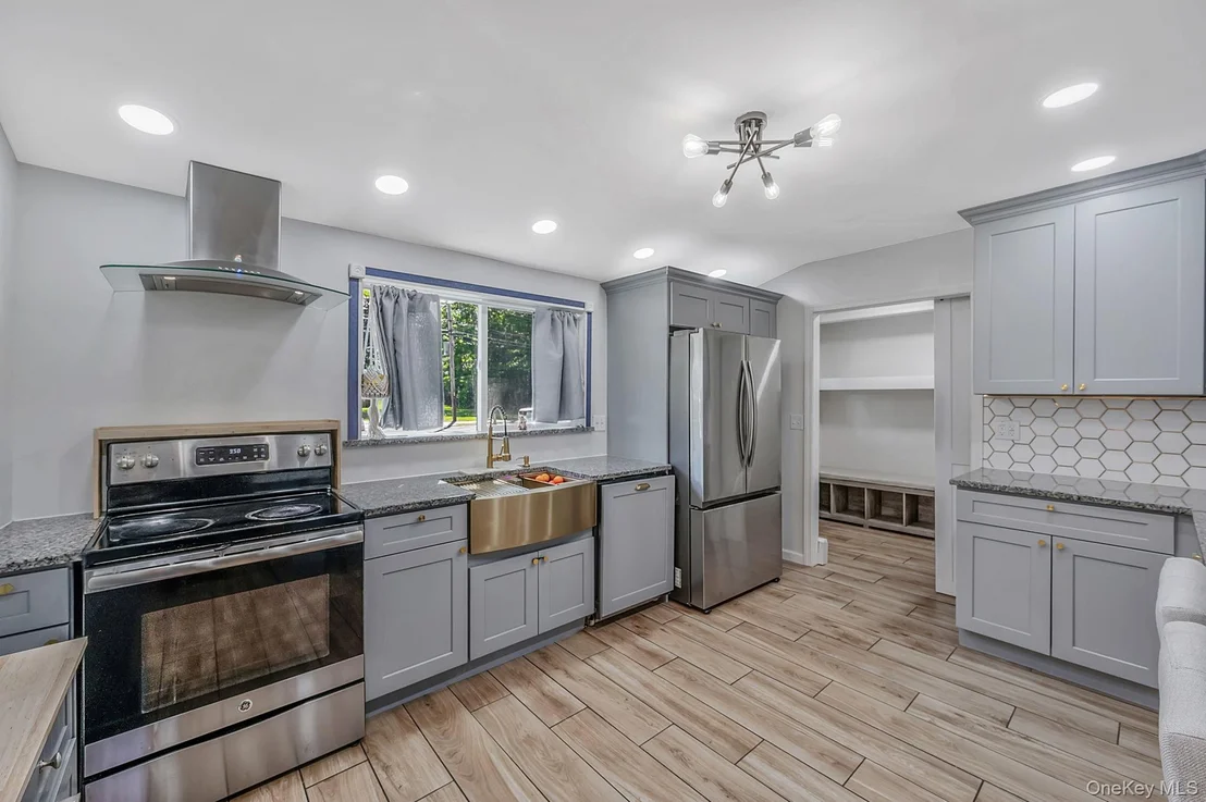 Photo of 100 Patchogue Holbrook Road