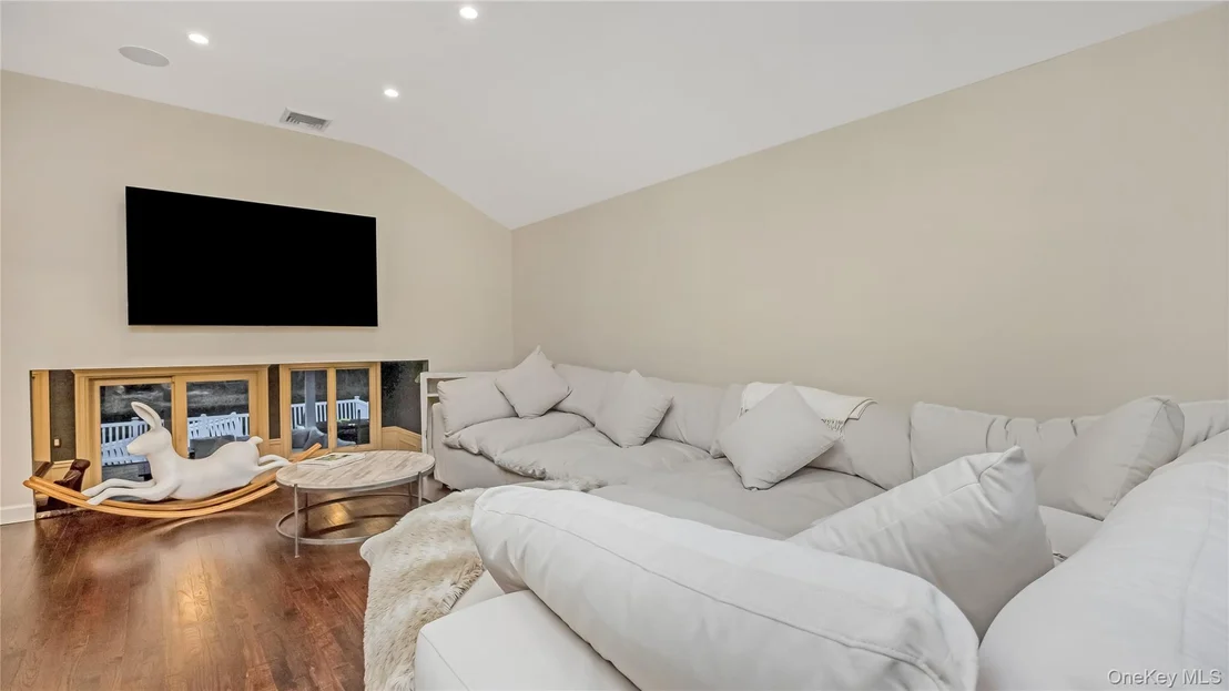 Photo of 2876 Shore Road