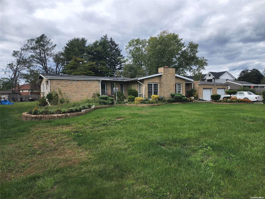 Photo of 320 Commack Road