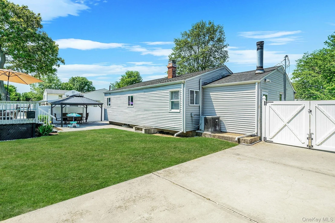 Photo of 121 Selden Boulevard