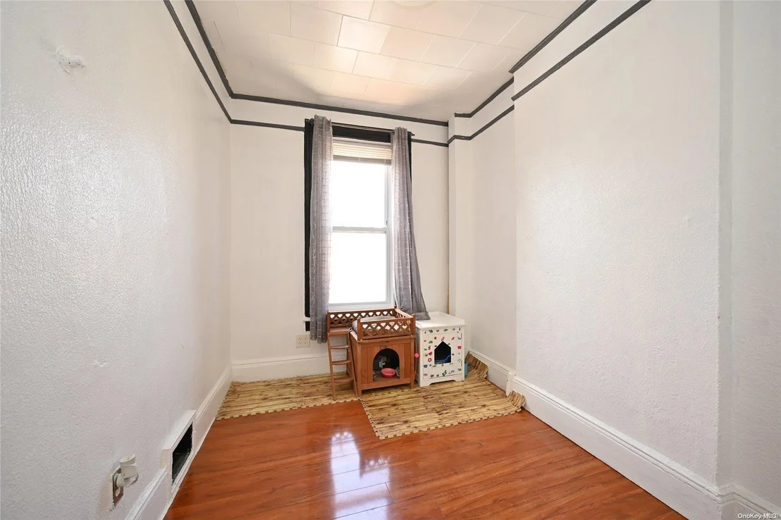 Photo of 468 Crescent Street