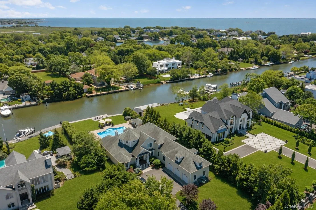 Photo of 65 W Bayberry Road