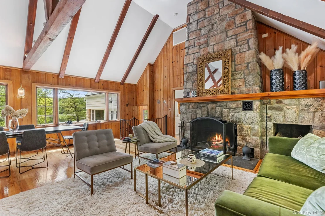 Photo of 1085 Barrett Circle W