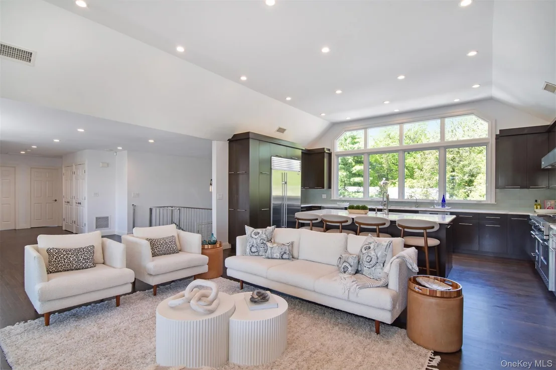 Photo of 8 Shoreview Circle