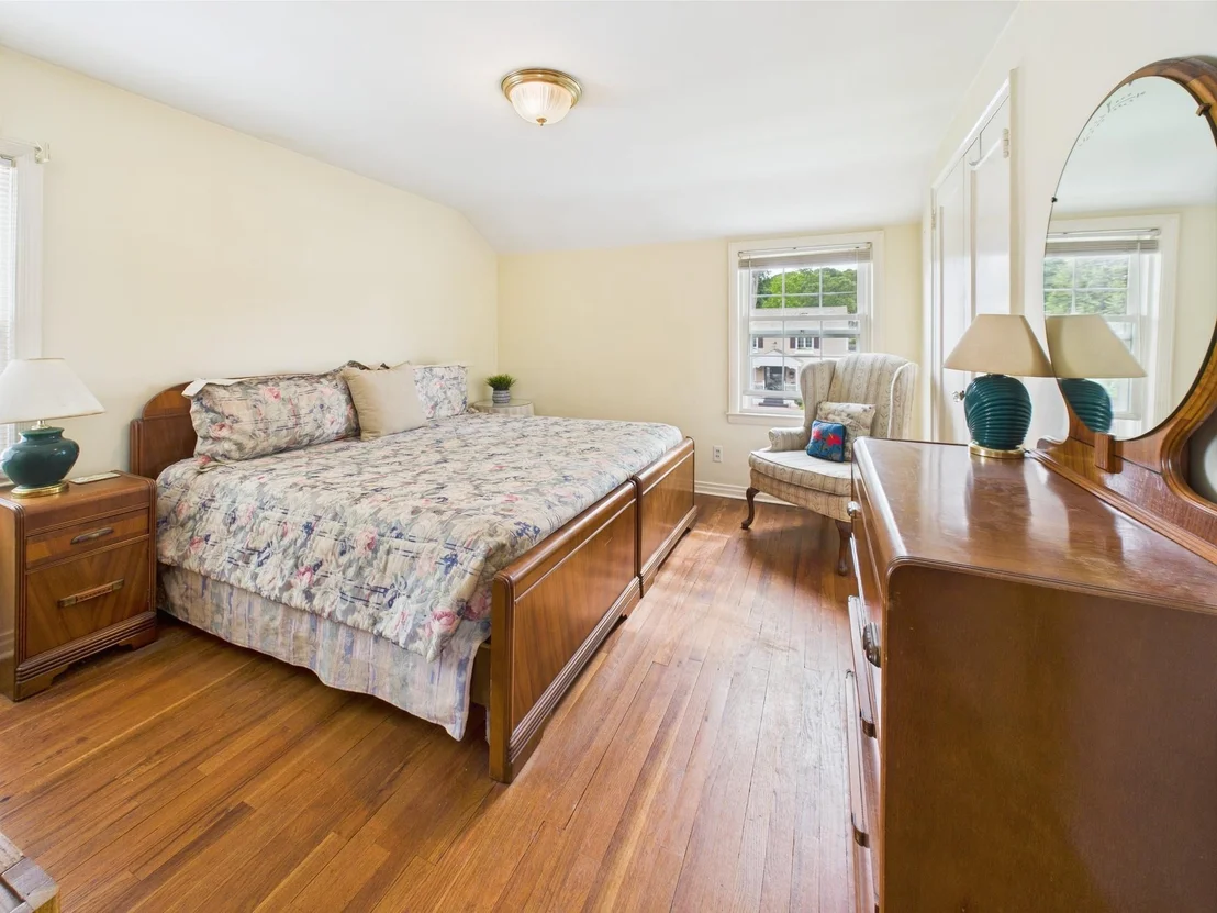 Photo of 76 Crest Road W