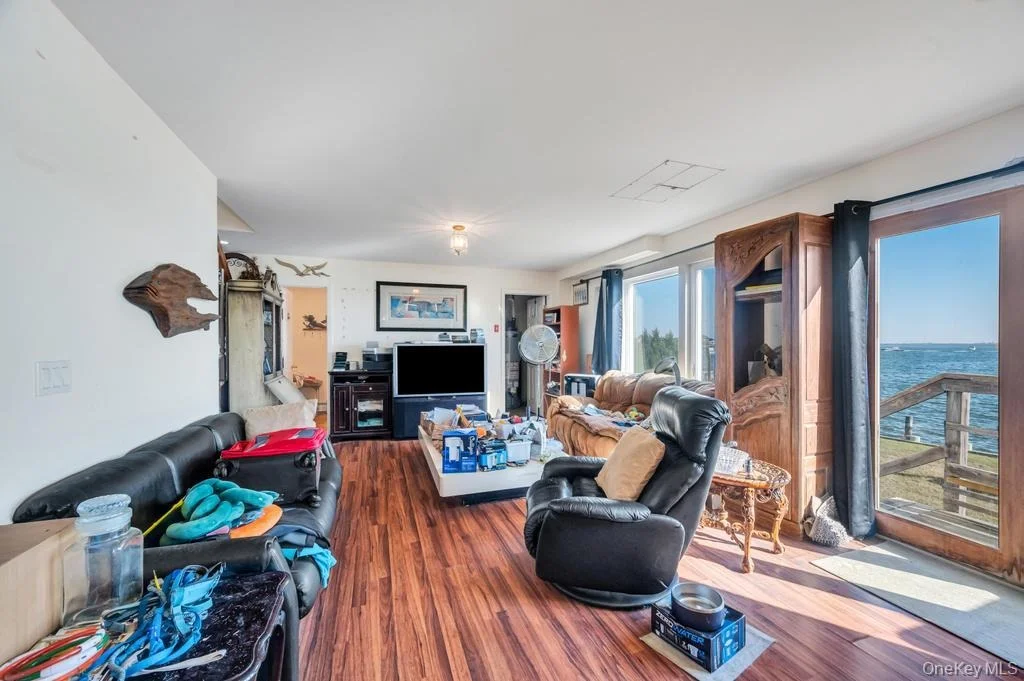 Photo of 3142 Shore Road
