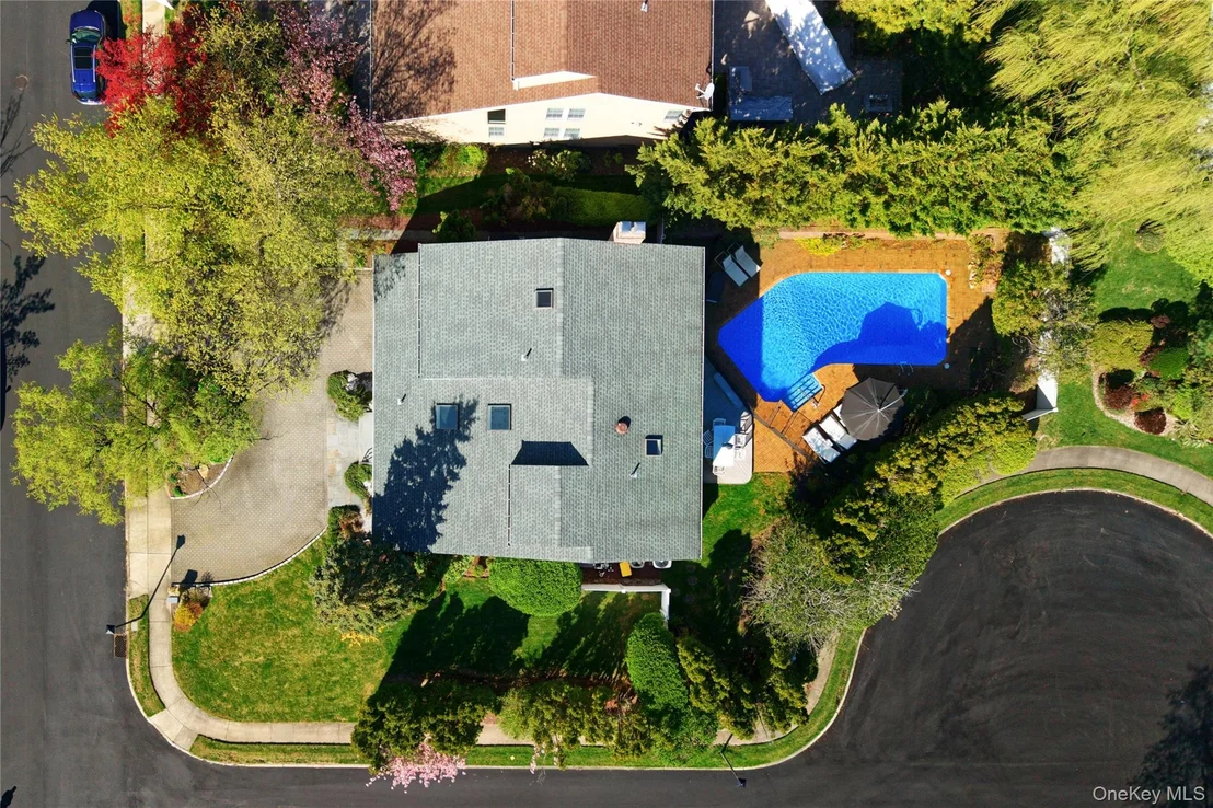 Photo of 2 Crest Hollow Lane