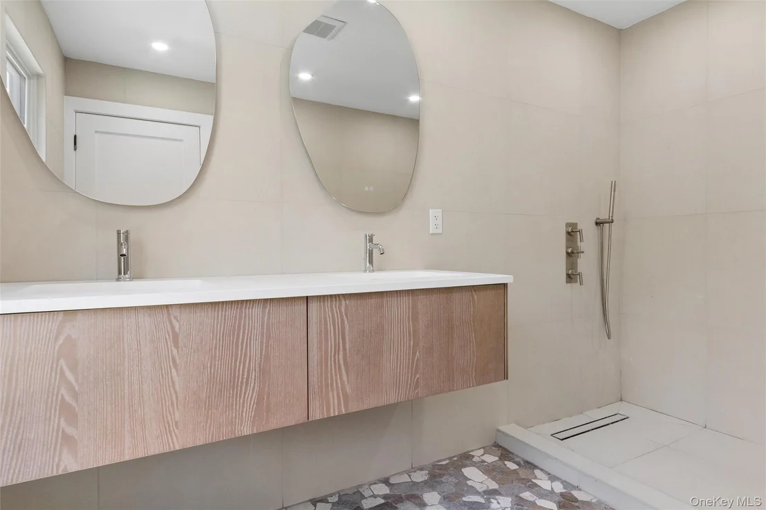 Photo of 934 Eileen Terrace
