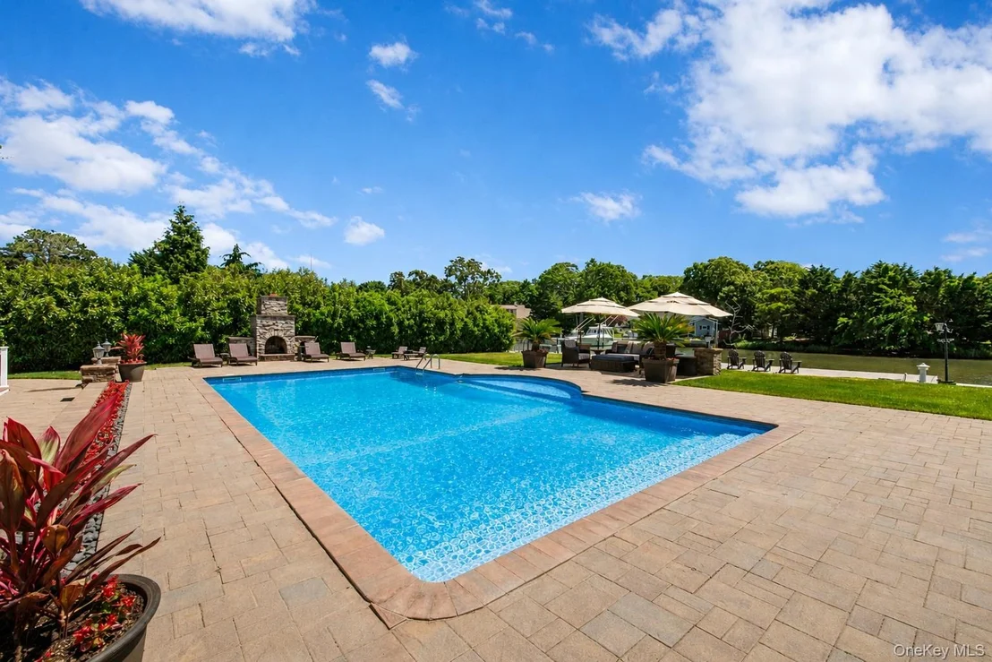 Photo of 65 W Bayberry Road