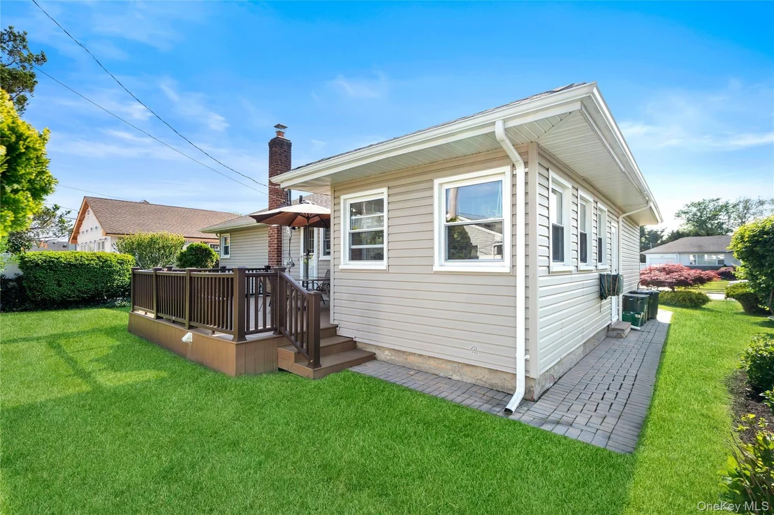 Photo of 895 Iris Drive