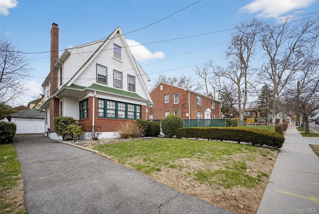 Photo of 3512 Utopia Parkway