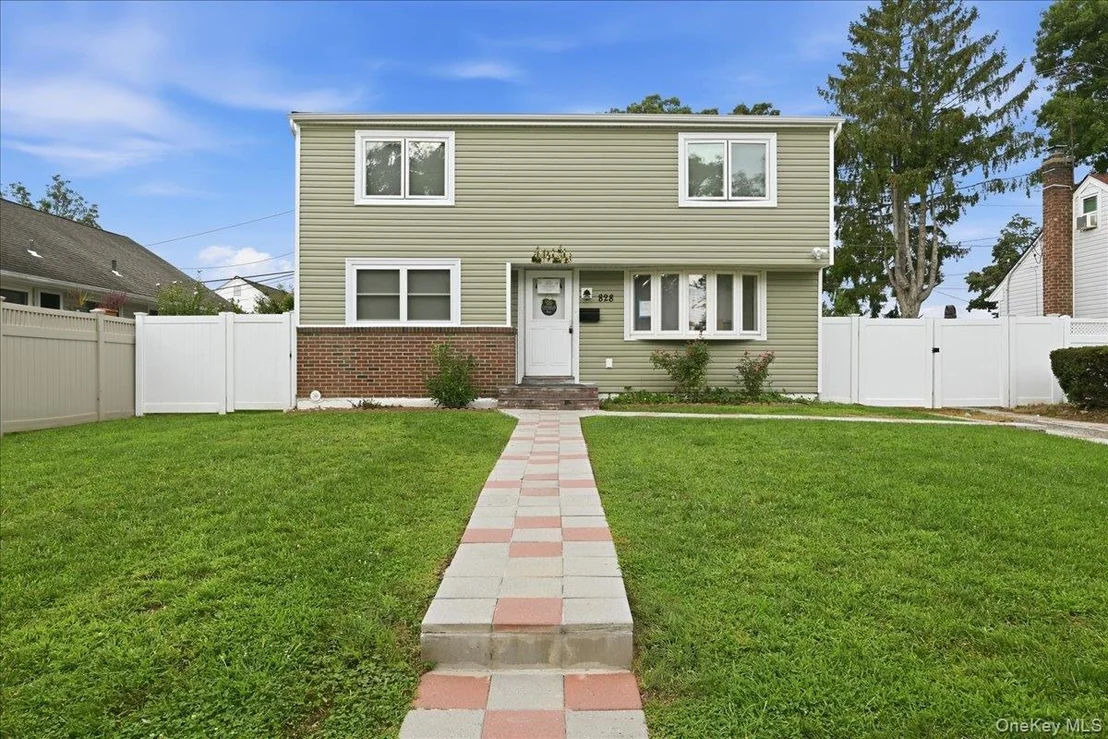 Photo of 828 Bruce Drive